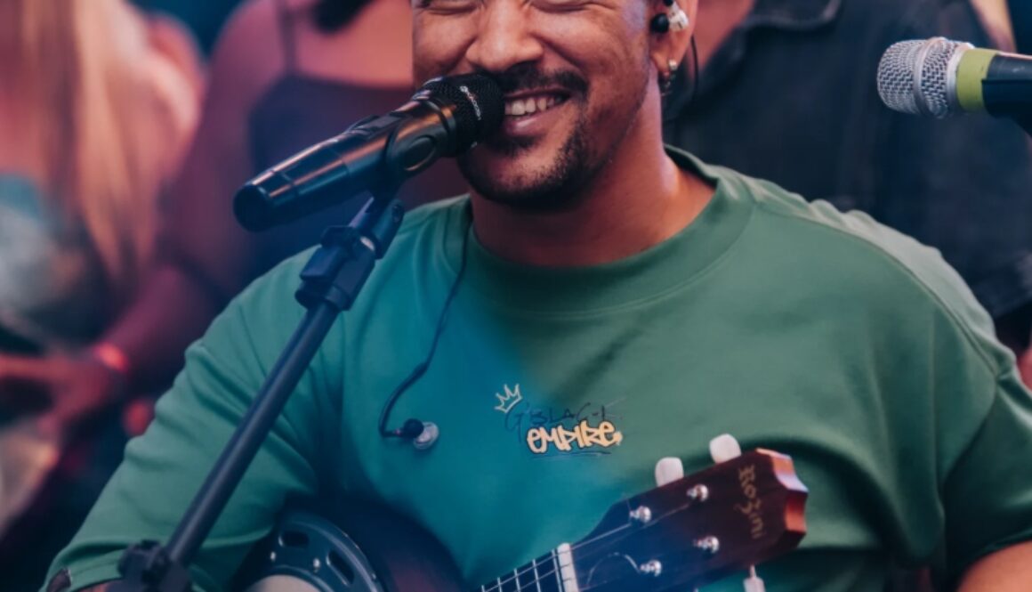 Juninho Almeida pagode cantor em Joinville