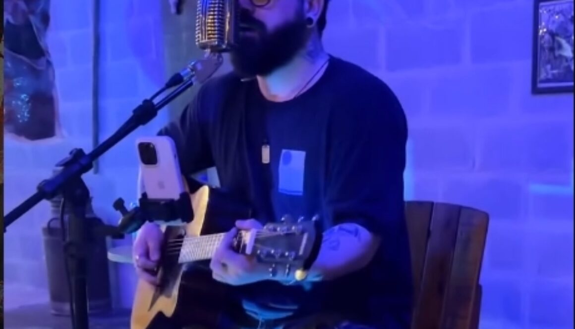 Danilo Cezar cantor músico em Joinville